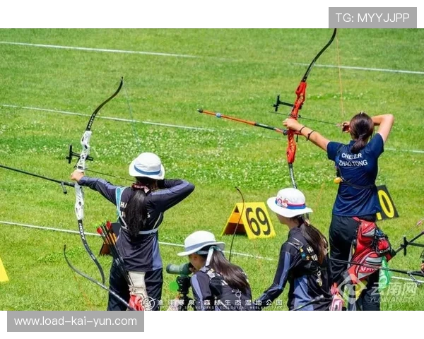 青少年射箭选手在比赛中结交朋友，增进交流